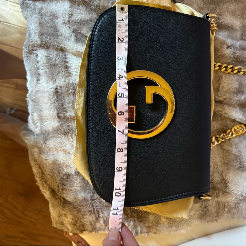 Gucci Black Shoulder Bag with Gold Accents - Picture 4 of 8
